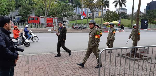 Hàng chục người 'dệt' cờ Mỹ - Triều Tiên bằng ngàn bông hoa ảnh 8