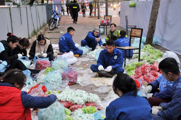 Hàng chục người 'dệt' cờ Mỹ - Triều Tiên bằng ngàn bông hoa ảnh 1
