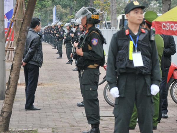 Hơn 100 cảnh sát cơ động tăng cường quanh khách sạn phái đoàn Mỹ ảnh 19