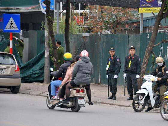 Hơn 100 cảnh sát cơ động tăng cường quanh khách sạn phái đoàn Mỹ ảnh 16