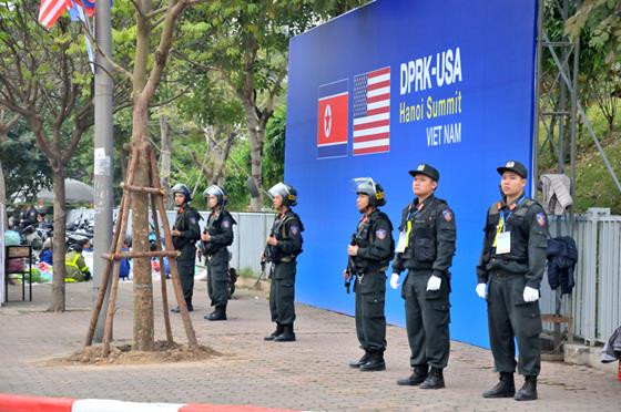 Hơn 100 cảnh sát cơ động tăng cường quanh khách sạn phái đoàn Mỹ ảnh 18