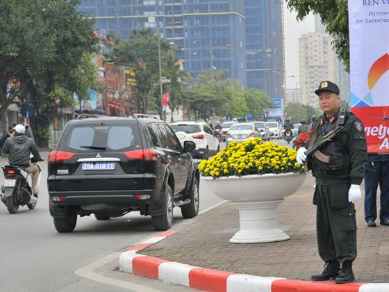 Hơn 100 cảnh sát cơ động tăng cường quanh khách sạn phái đoàn Mỹ ảnh 12