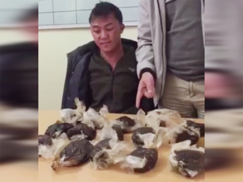 Người đàn ông bị bắt khi đeo balô 10 kg thuốc phiện đi bán ảnh 1