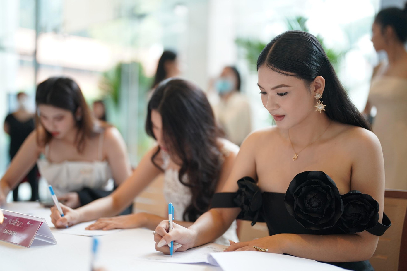 Năm nay các cuộc thi nhan sắc khác đã tương đối cởi mở với vấn đề phẫu thuật thẩm mỹ, tuy nhiên cuộc thi Hoa hậu Việt Nam vẫn giữ truyền thống đề cao vẻ đẹp tự nhiên.