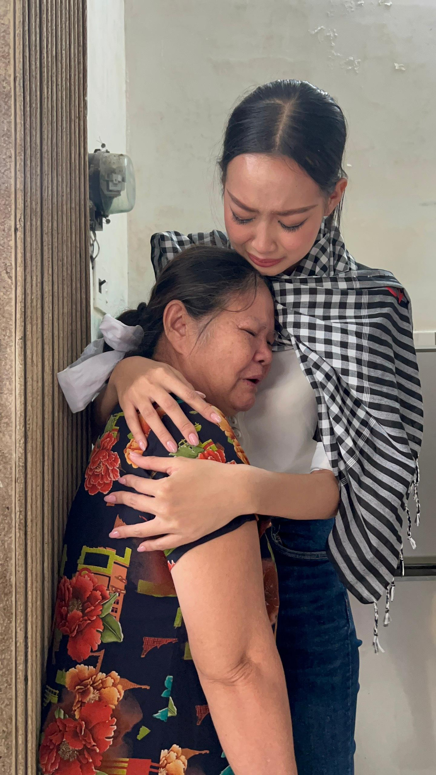 Hoa hậu Bảo Ngọc đi từ thiện miền Trung. Ảnh: FBNV.