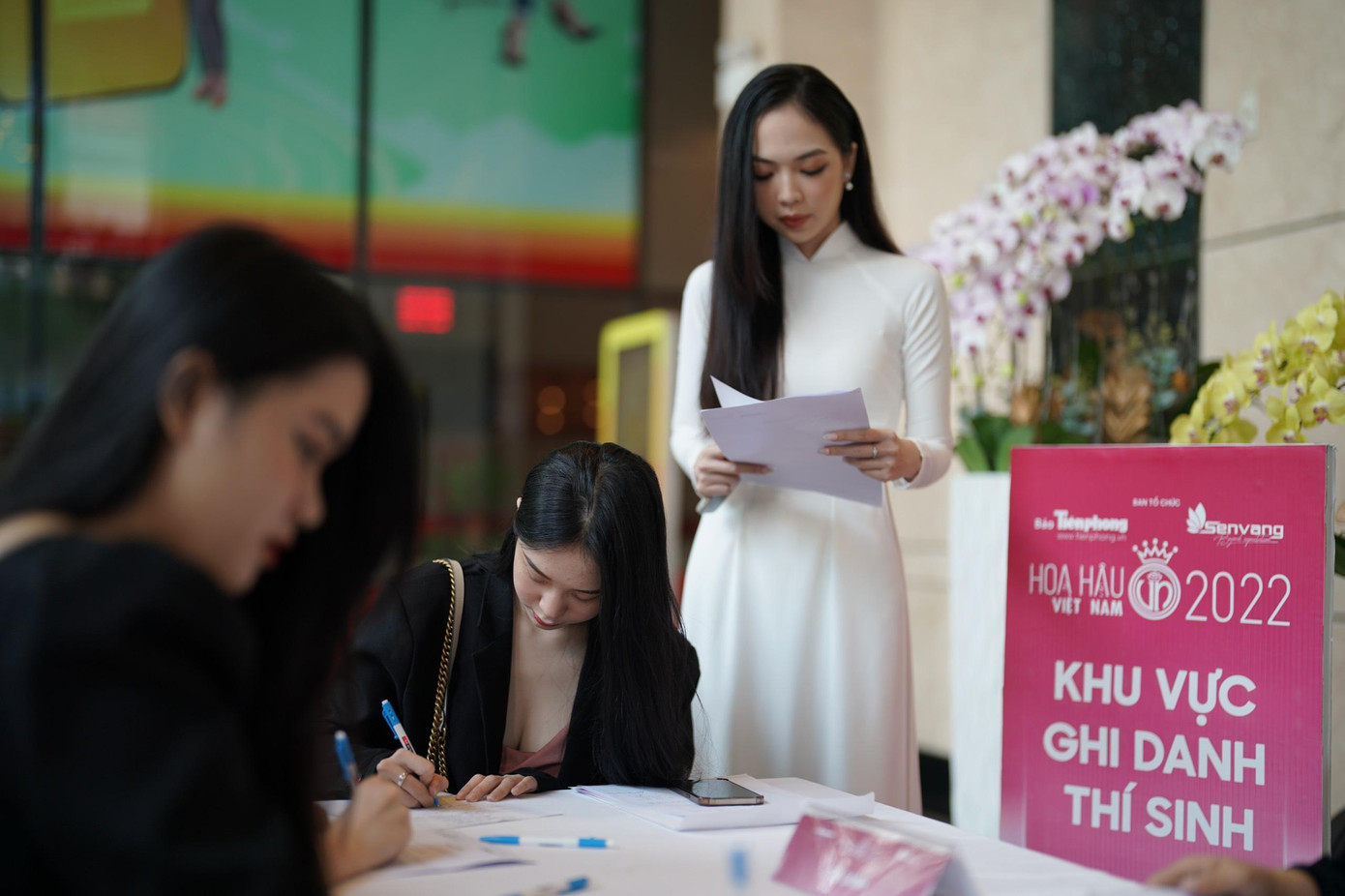 Ngay từ sáng sớm 22/10, các thí sinh đã có mặt tại địa điểm tổ chức sơ khảo phía Nam cuộc thi Hoa hậu Việt Nam 2022 tại TP.HCM. Hầu hết thí sinh đều lựa chọn váy cocktail có kiểu dáng đơn giản, màu sắc trang nhã để tới tham dự buổi sơ khảo. Áo dài trắng đơn giản, thanh lịch cũng là lựa chọn của nhiều cô gái khi đến ghi danh tại Hoa hậu Việt Nam 2022.