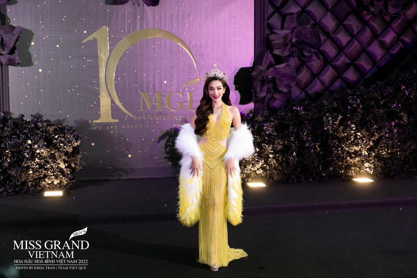Tối 25/10, Thùy Tiên tham dự đêm chung kết Miss Grand International 2022 tổ chức ở Jakarta, Indonesia. Trước giờ G, Thùy Tiên xuất hiện trên thảm đen của sự kiện với vai trò đương kim Hoa hậu Hòa bình Quốc tế 2021. Cô diện bộ váy tông màu vàng, kết hợp lông vũ.