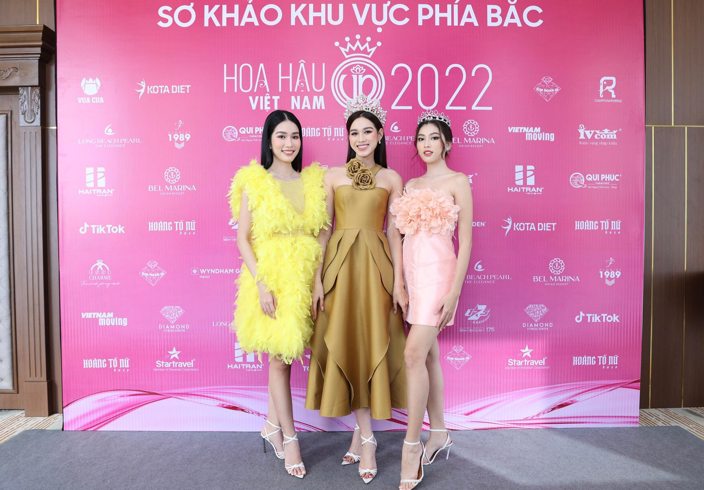 Sáng 23/10, Hoa hậu Đỗ Thị Hà, Á hậu Phương Anh, Ngọc Thảo xuất hiện tại buổi sơ khảo phía Bắc cuộc thi Hoa hậu Việt Nam 2022 ở Hà Nội. Ba người đẹp diện váy áo ấn tượng.