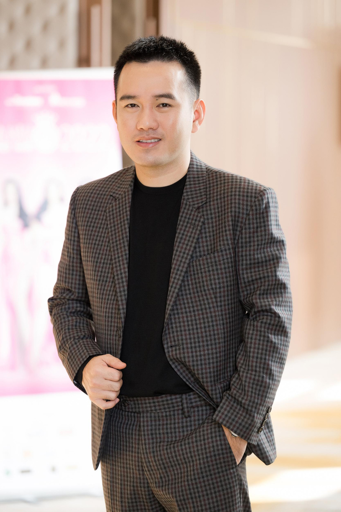 Nhà thiết kế Lê Thanh Hòa ra Hà Nội chấm thi. "Tôi háo hức khi tiếp tục đảm nhận vai trò giám khảo tại Hoa hậu Việt Nam. Hy vọng chúng tôi chọn ra những gương mặt xứng đáng vào chung kết", anh nói.