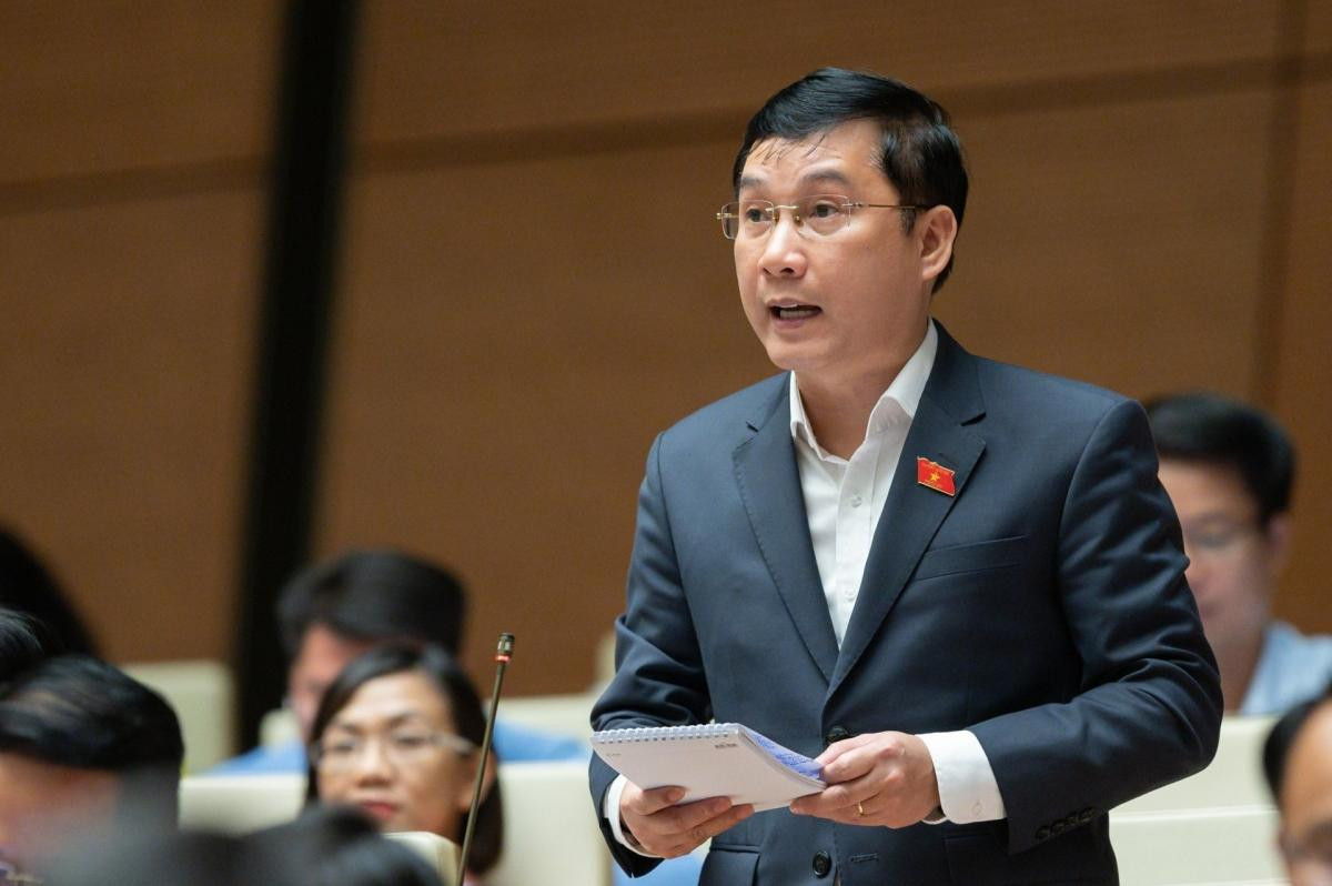 Đại biểu Lê Hoàng Anh (Gia Lai): "GDP Việt Nam tăng thì thế giới lại giảm, khi thế giới tăng thì Việt Nam lại thấp. Năm 2020 GDP Việt Nam đạt 2,91% thì thế giới âm 3,1%. Năm 2021 thế giới tăng 5,9% thì Việt Nam giảm còn 2,58%. Năm 2022 Việt Nam tăng đạt 8,0% thì thế giới giảm còn 2,4 đến 3,2%. Việt Nam có nền kinh tế rất mở nhưng ta lại ngược độ tăng trưởng GDP với thế giới. Nếu chúng ta xác định đi một mình để đi nhanh thì cũng cần phân tích, rút ra kinh nghiệm để chỉ đạo, điều hành bảo đảm tăng trưởng cao nhưng bền vững."