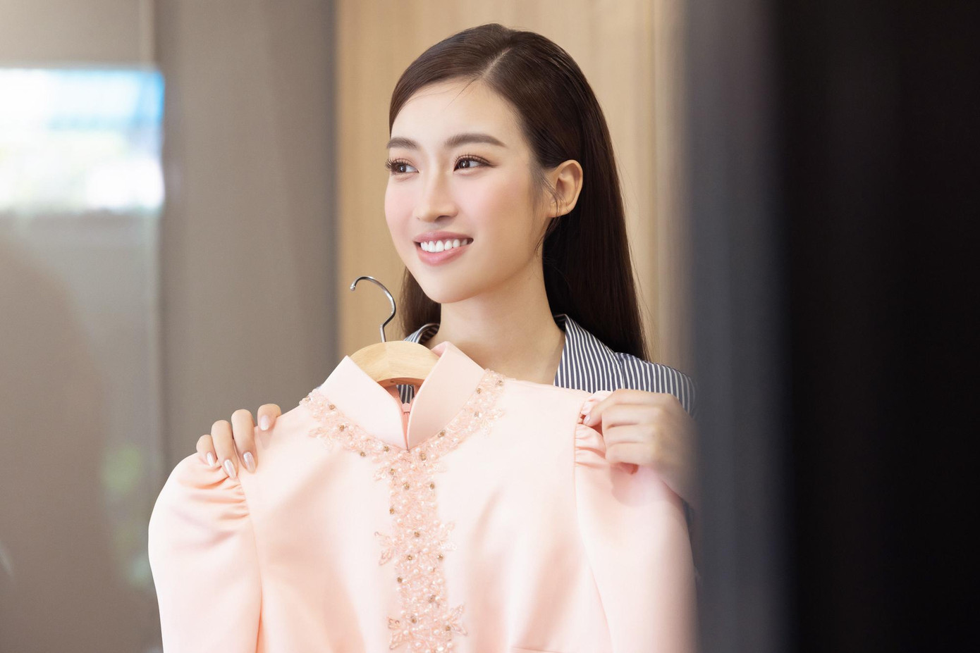 Chiều 23/10, Hoa hậu Đỗ Mỹ Linh chuẩn bị cho lễ rước dâu ở nhà riêng. Trước đó, Đỗ Mỹ Linh diện áo dài do đàn chị Ngọc Hân thiết kế trong lễ ăn hỏi.