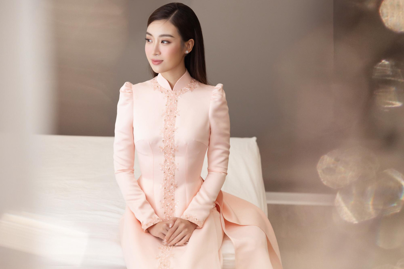 Hoa hậu Việt Nam 2016 lựa chọn phong cách trang điểm nhẹ nhàng, để tóc thẳng tự nhiên. Trước giờ rước dâu, cô chia sẻ cảm xúc hồi hộp xen lẫn háo hức khi chuẩn bị bước vào một trang mới trong cuộc sống.