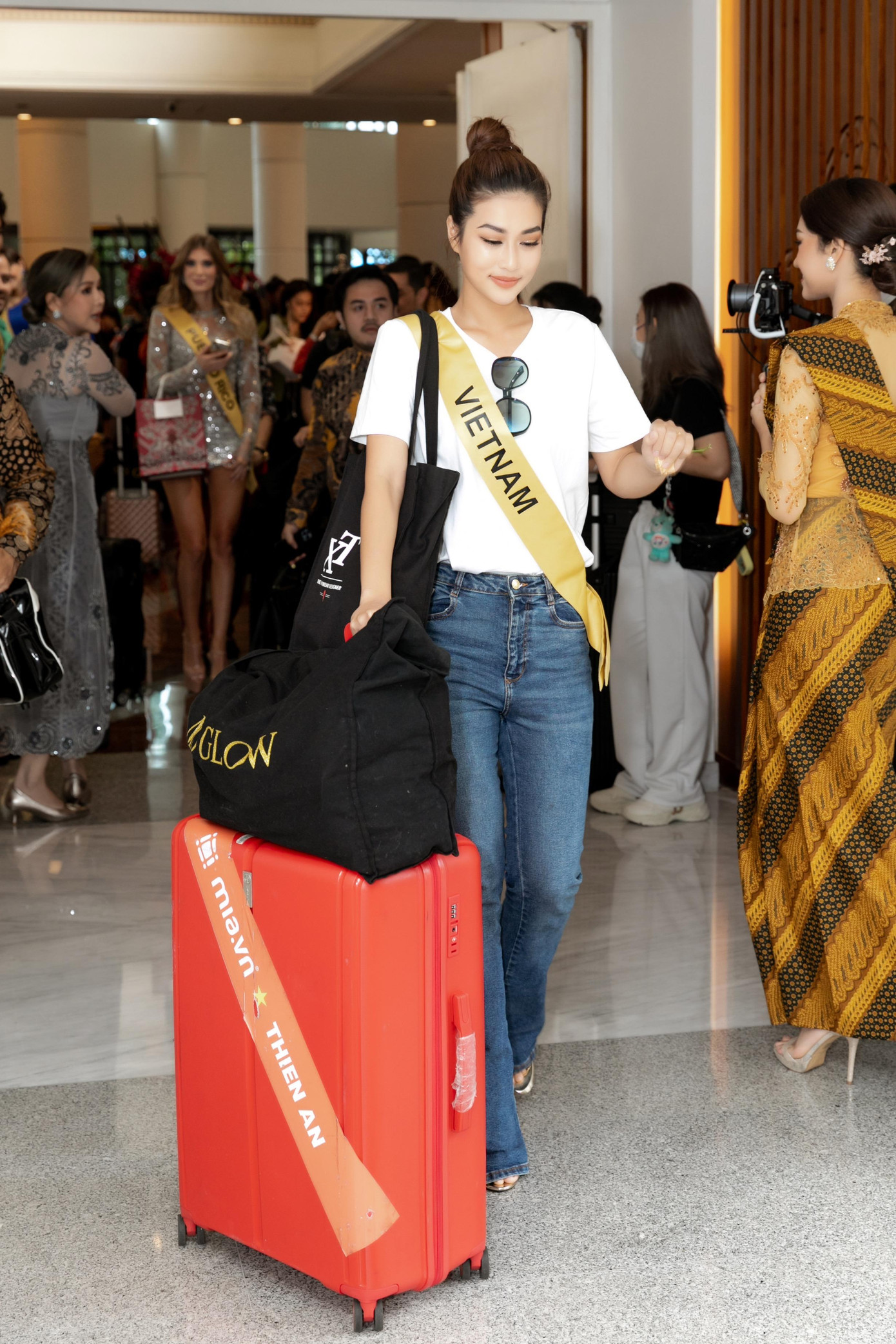 Sau khoảng 20 ngày dự thi, Thiên Ân gầy đi nhiều. Cô chia sẻ những ngày qua mình bị ốm và cảm cúm, sụt 5 kg. "Các thí sinh hầu như ai cũng bị bệnh cả. Đến hôm nay tôi cũng gần như tắt tiếng rồi. Nhưng các khán giả hãy yên tâm vì tôi vẫn sẽ hô vang hai tiếng Việt Nam một cách đầy tự hào", cô nói.