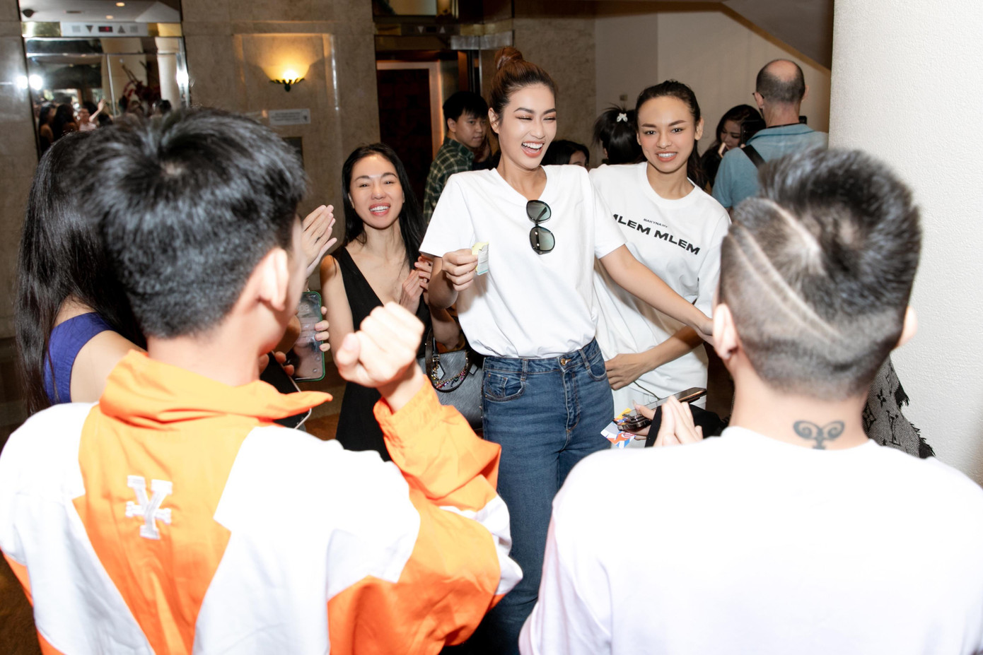 Chia sẻ với các á hậu, Thiên Ân cho biết cô xuất hiện ở vị trí trung tâm tại phần đồng diễn mở màn của đêm chung kết tối 25/10. Điều này khiến Thiên Ân thêm phấn khích.