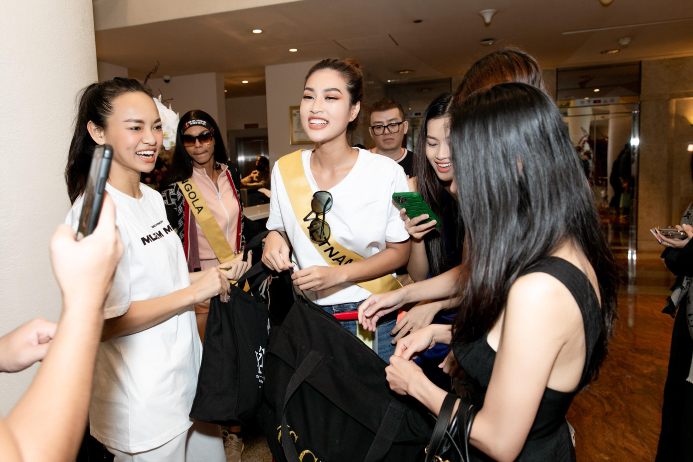 Trước giờ ra sân khấu tổng duyệt, Thiên Ân hội ngộ Á hậu Quỳnh Châu, Mai Ngô và Minh Thư. Trước đó, các á hậu Miss Grand Vietnam 2022 đã sang Indonesia để cổ vũ cho Thiên Ân trong đêm thi cuối.