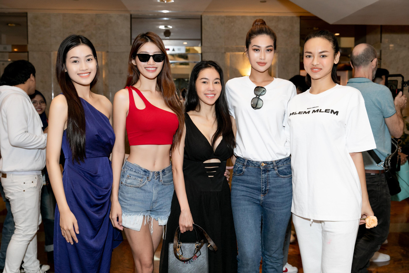 Ê-kíp Việt Nam sang cổ vũ Thiên Ân trong đêm chung kết ngoài các á hậu còn có bà Phạm Kim Dung - chủ tịch Miss Grand Vietnam, đạo diễn Hoàng Nhật Nam cùng nhiều nhà thiết kế khác.