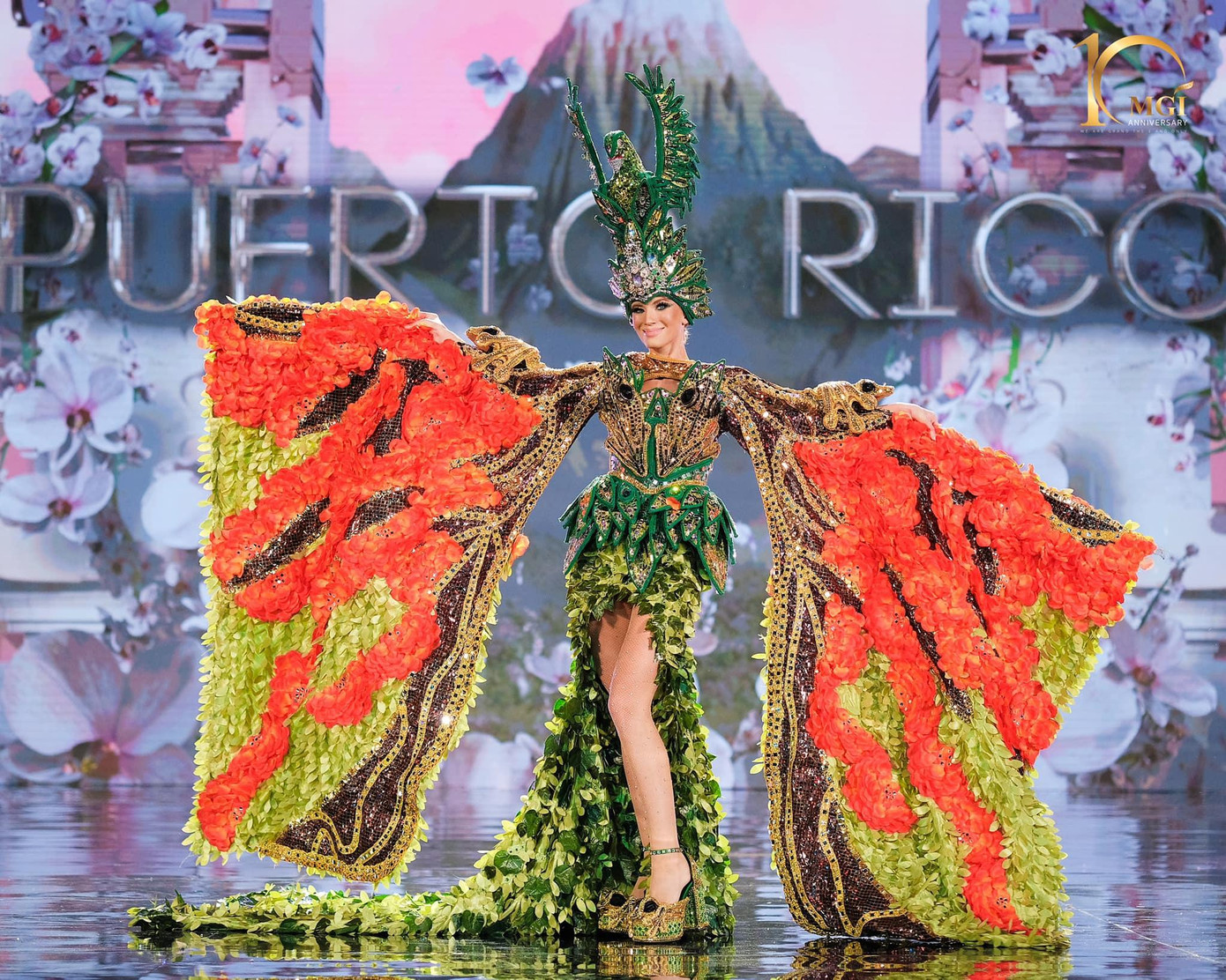 Oxana Rivera 27 tuổi, cao 1,7 m, có đôi mắt xanh hút hồn. Cô được sinh ra tại Nga nhưng từng bị bỏ rơi ở trại trẻ mồ côi cùng anh trai khi còn nhỏ. Năm 13 tuổi, cô được một cặp đôi người Puerto Rico nhận nuôi. Câu chuyện của Oxana được đánh giá là phù hợp với tiêu chí của cuộc thi, truyền cảm hứng cho nhiều khán giả.