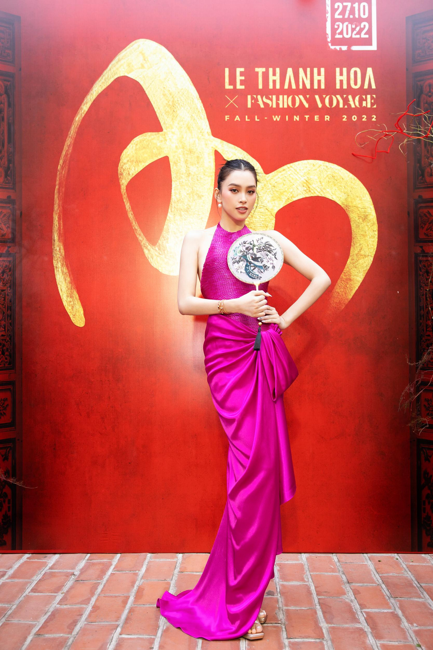 Hoa hậu Tiểu Vy từ TP.HCM ra Hà Nội để tham dự show diễn của Lê Thanh Hòa. Cô và nhà thiết kế có mối quan hệ thân thiết. Tiểu Vy từng nhiều lần trình diễn trong show của Lê Thanh Hòa với vai trò vedette.