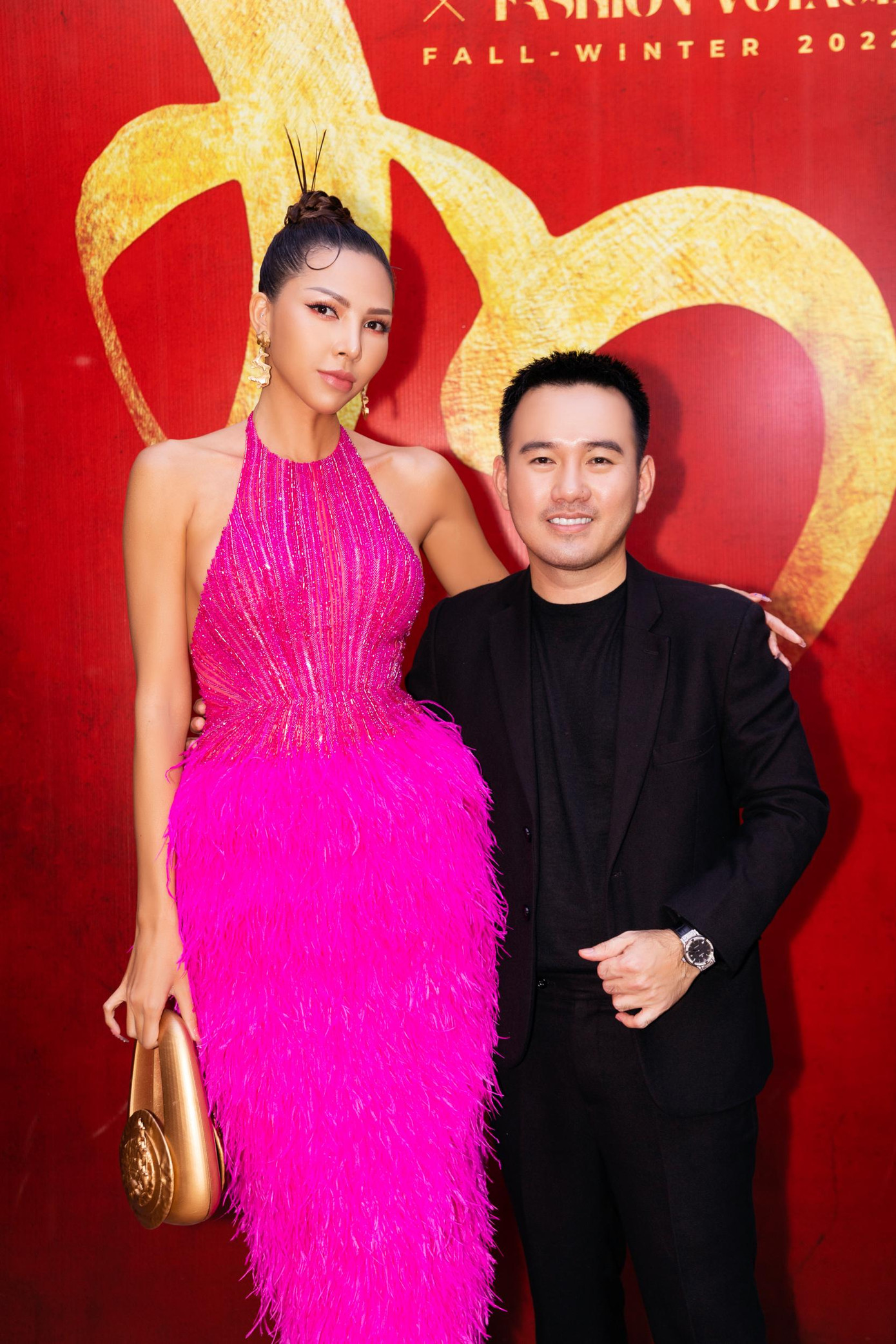 Siêu mẫu Minh Triệu diện váy lông vũ yêu kiều đến chúc mừng nhà thiết kế. Hiện tại, cô phát triển ở lĩnh vực đào tạo catwalk. Minh Triệu chính là người đào tạo catwalk cho Bảo Ngọc, góp phần giúp cô giành chiến thắng tại Hoa hậu Liên lục địa 2022. Sắp tới, Minh Triệu sẽ đào tạo catwalk cho Á hậu Phương Anh dự thi Hoa hậu Quốc tế 2022.