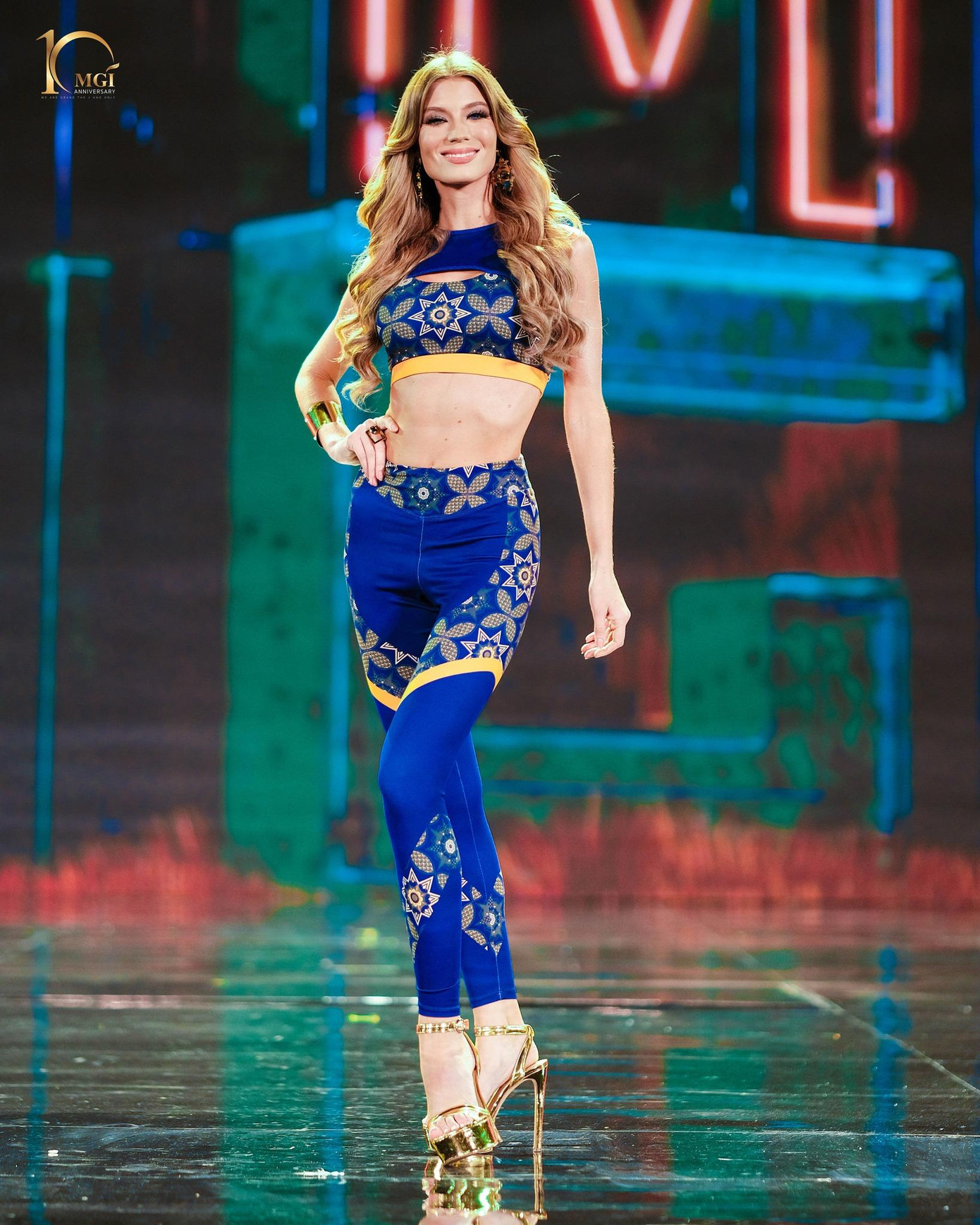 Oxana Rivera 27 tuổi, cao 1,7 m, có đôi mắt xanh hút hồn. Cô được sinh ra tại Nga nhưng từng bị bỏ rơi ở trại trẻ mồ côi cùng anh trai khi còn nhỏ. Năm 13 tuổi, cô được một cặp đôi người Puerto Rico nhận nuôi. Câu chuyện của Oxana được đánh giá là phù hợp với tiêu chí của cuộc thi, truyền cảm hứng cho nhiều khán giả.