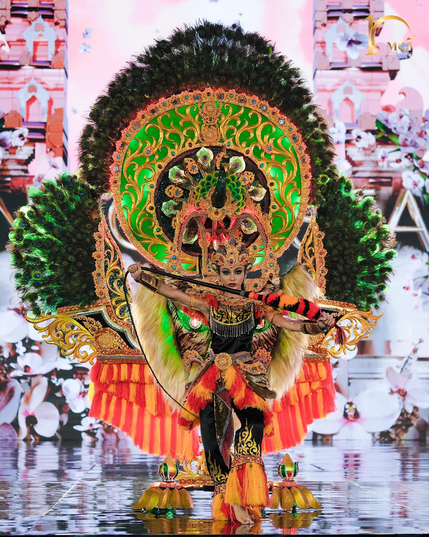 Trong vòng phỏng vấn kín ngày 17/10, đại diện chủ nhà Indonesia được 15 thí sinh bình chọn đăng quang hoa hậu. Điều đó cũng khẳng định Andina Julie sẽ là đối thủ đáng gờm với mọi cô gái muốn chạm tay vào vương miện.