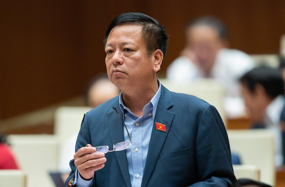 Đại biểu Nguyễn Trường Giang (Đắk Nông): "Khi thực hiện xã hội hóa, nếu giáo viên rời khỏi khu vực công lập sang tư thục thì chuyện đó rất bình thường. Chúng ta phải đánh giá sát nhất, thực chất nhất tình trạng giáo viên bỏ nghề hay chuyển môi trường làm việc để đưa ra giải pháp phù hợp hơn."