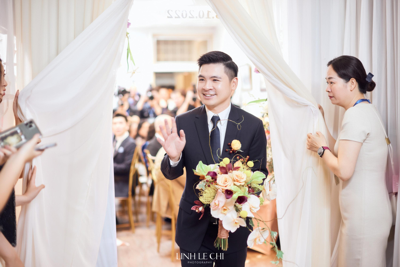 Chú rể hào hứng vẫy tay chào các vị quan khách của nhà gái khi bước vào đón dâu.