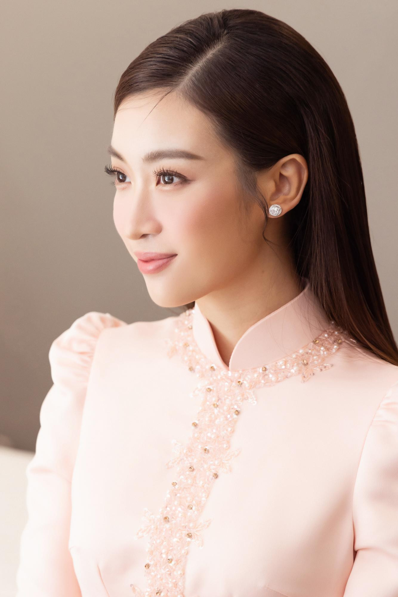 Đỗ Mỹ Linh và bạn trai Đỗ Vinh Quang hẹn hò trong hai năm trước khi tiến tới hôn nhân. Từ khi yêu cho đến thời điểm công bố đám cưới, cặp uyên ương luôn giữ sự riêng tư nhất định.