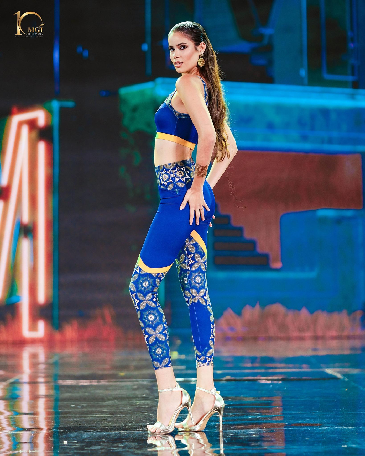 Hirisley Jimenez 20 tuổi, chiều cao 1,82 m, đã có chứng chỉ chuyên ngành giáo dục mầm non. Trong những ngày tham dự cuộc thi ở Indonesia, cô được công chúng tại đây chú ý, yêu mến. Hirisley Jimenez cũng được nhiều chuyên trang sắc đẹp đánh giá cao, dự đoán giành vương miện.