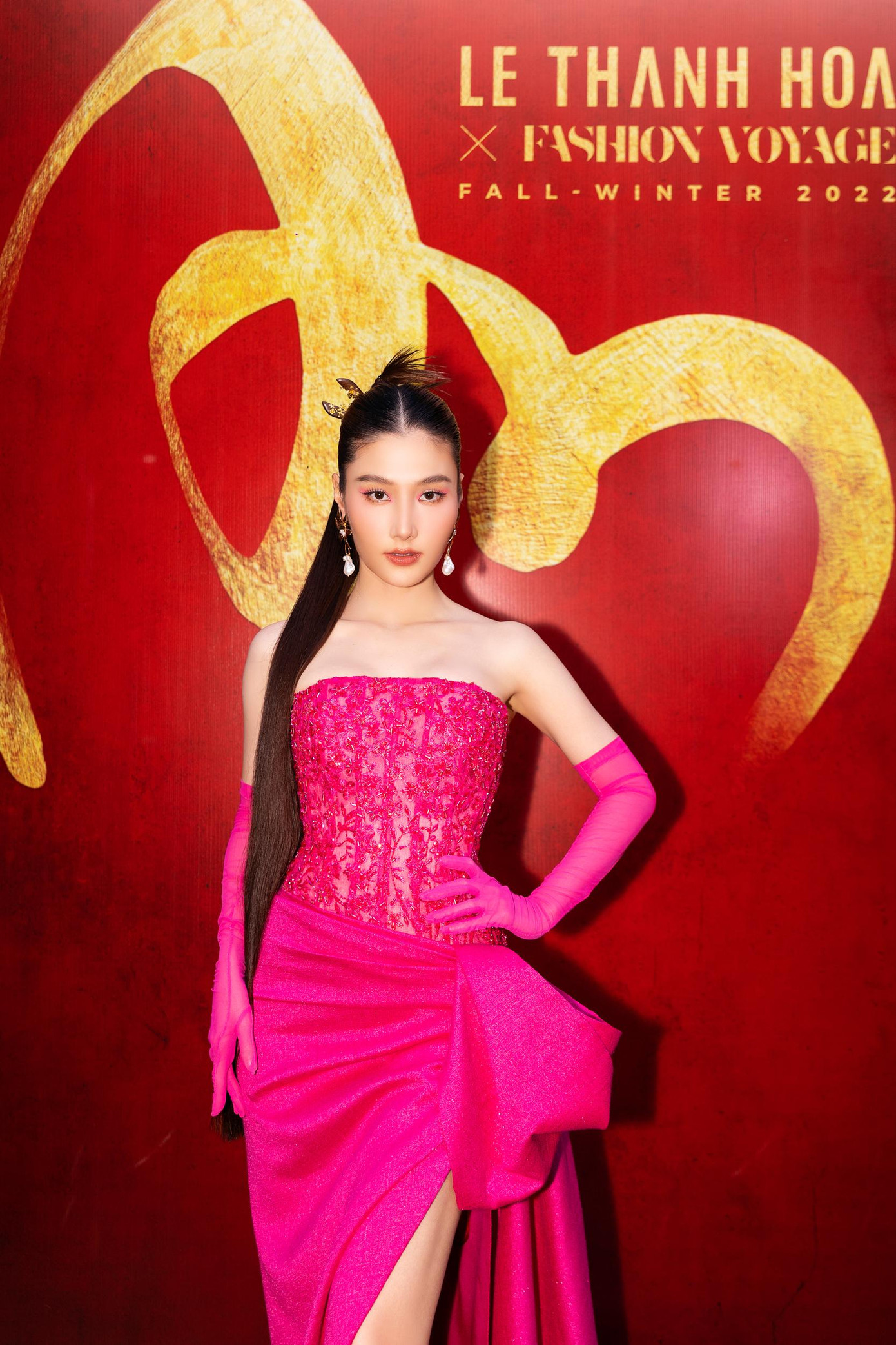 Diễn viên Quỳnh Nga và Diễm My 9X mặc váy cúp ngực quyến rũ trên thảm đỏ.