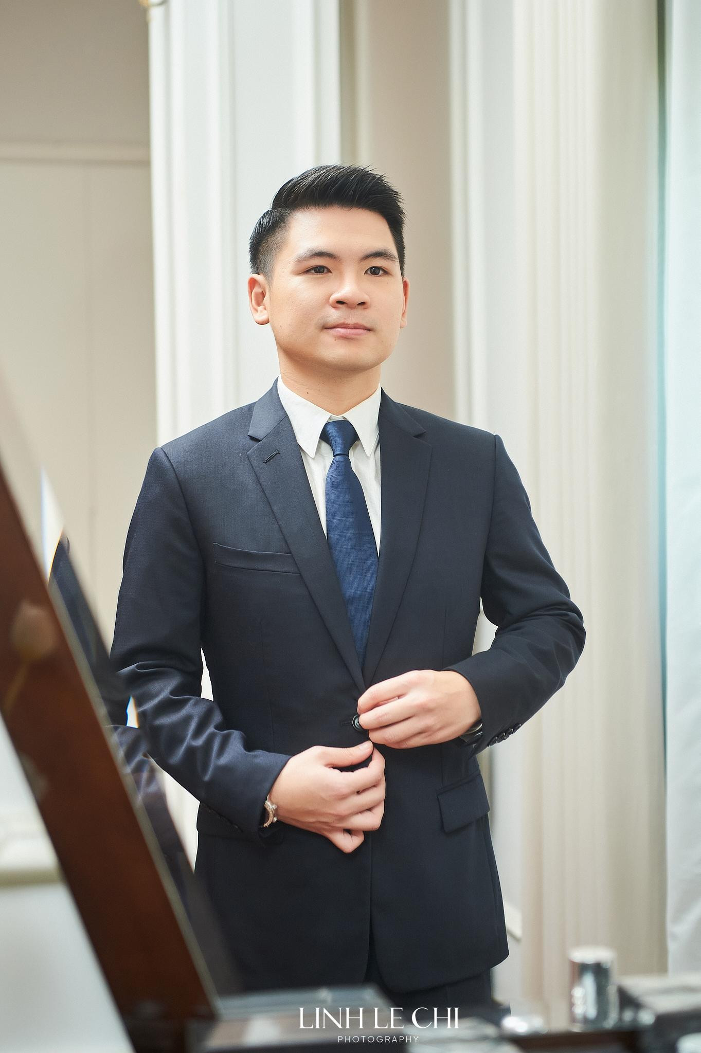 Chiều 23/10, doanh nhân Đỗ Vinh Quang chuẩn bị trang phục để sang nhà Hoa hậu Đỗ Mỹ Linh làm thủ tục rước dâu. Anh chia sẻ cảm xúc hồi hộp xen lẫn vui mừng trong ngày trọng đại.