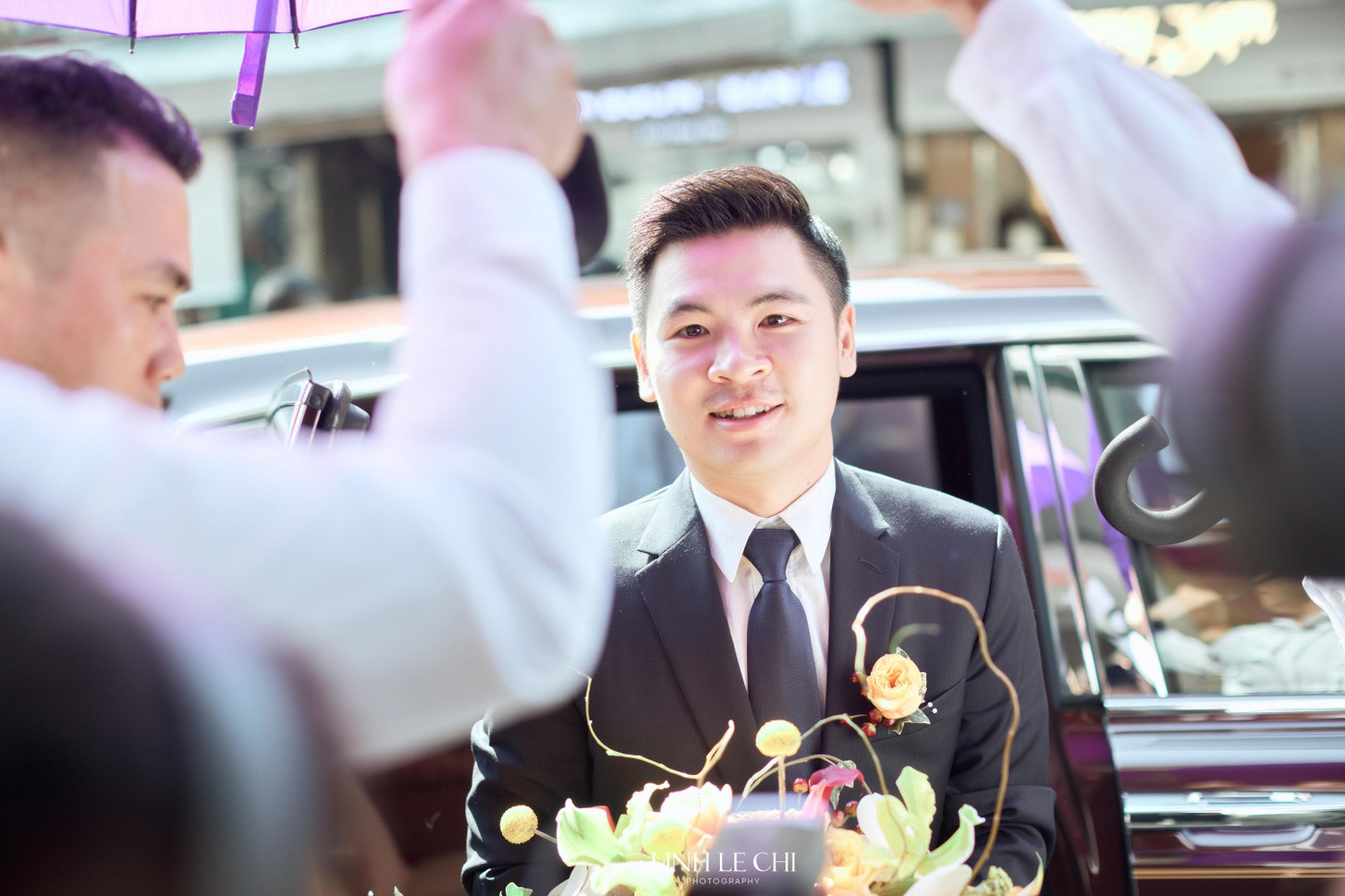 Đỗ Vinh Quang mang theo hoa để đón Hoa hậu Đỗ Mỹ Linh theo phong tục truyền thống.