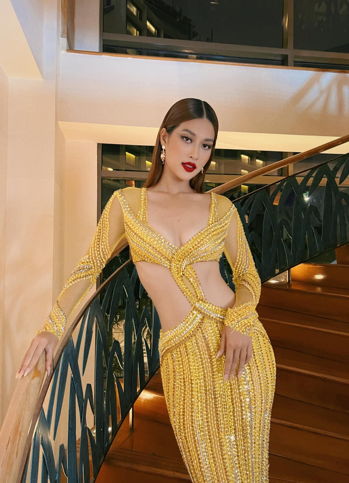 Chiếc váy của Thiên Ân có tông màu vàng gold lấp lánh với những đường cắt xẻ tinh tế, giúp người đẹp sinh năm 2000 khoe được tối đa những ưu điểm cơ thể. Đây là bộ váy được đánh giá sexy nhất trong số những thiết kế mà Thiên Ân mặc ở cuộc thi.