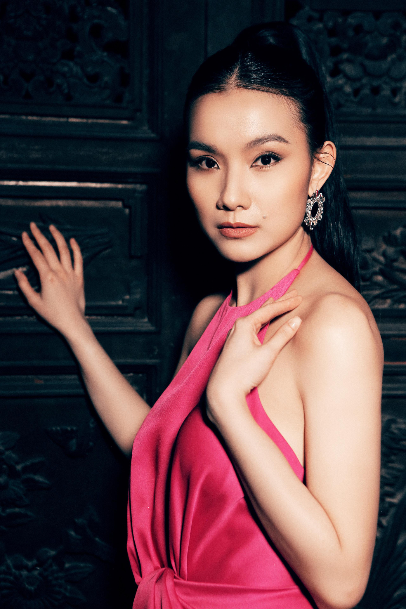 Hoa hậu Hoàn vũ Việt Nam 2008 Thùy Lâm xuất hiện ở sự kiện trong bộ váy kiểu cổ yếm quyến rũ. Sau khi lập gia đình, Thùy Lâm rời xa nghệ thuật, hiếm hoi đăng ảnh trên mạng xã hội. Hiện tại, cô đã có 2 con và cuộc sống kín tiếng.