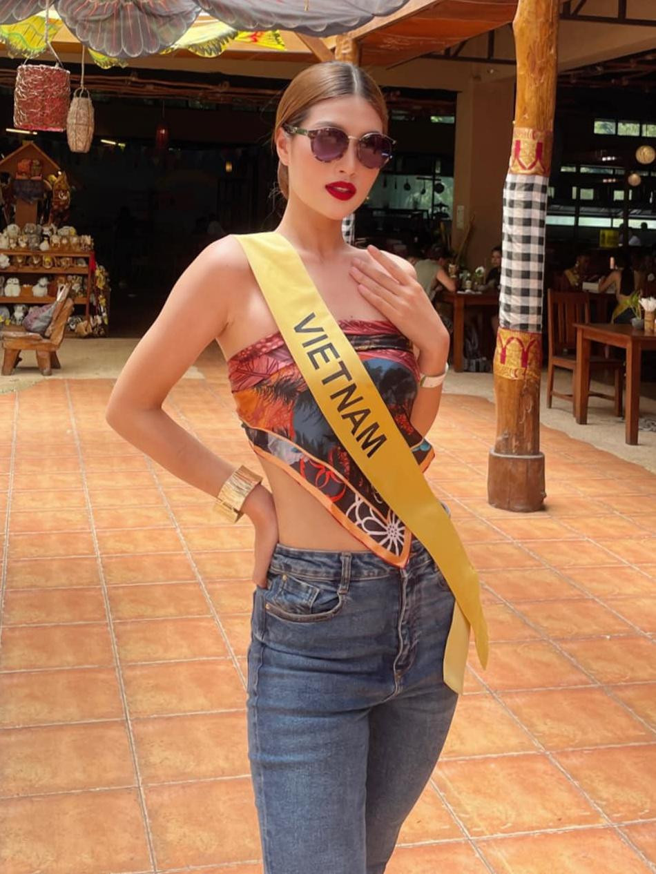 Càng về cuối, Thiên Ân càng thể hiện phong độ ổn định trong phong cách thời trang. Cô diện nhiều bộ cánh đẹp mắt, cách phối đồ cũng đa dạng và có điểm nhấn. Trong suốt quá trình tham dự cuộc thi, Thiên Ân ưu ái các thiết kế khoe vòng eo săn chắc.