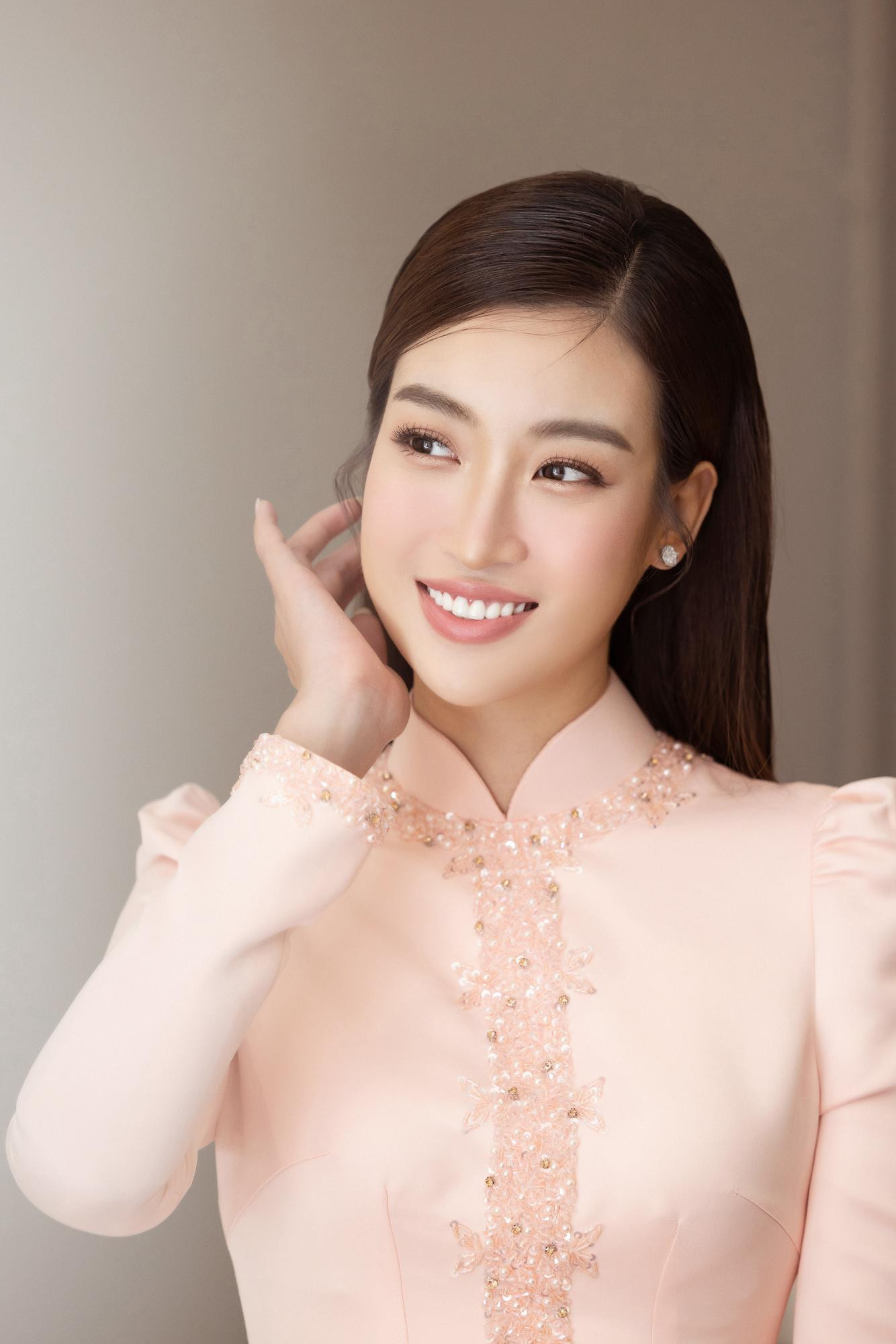 Đỗ Mỹ Linh và bạn trai Đỗ Vinh Quang hẹn hò trong hai năm trước khi tiến tới hôn nhân. Từ khi yêu cho đến thời điểm công bố đám cưới, cặp uyên ương luôn giữ sự riêng tư nhất định.