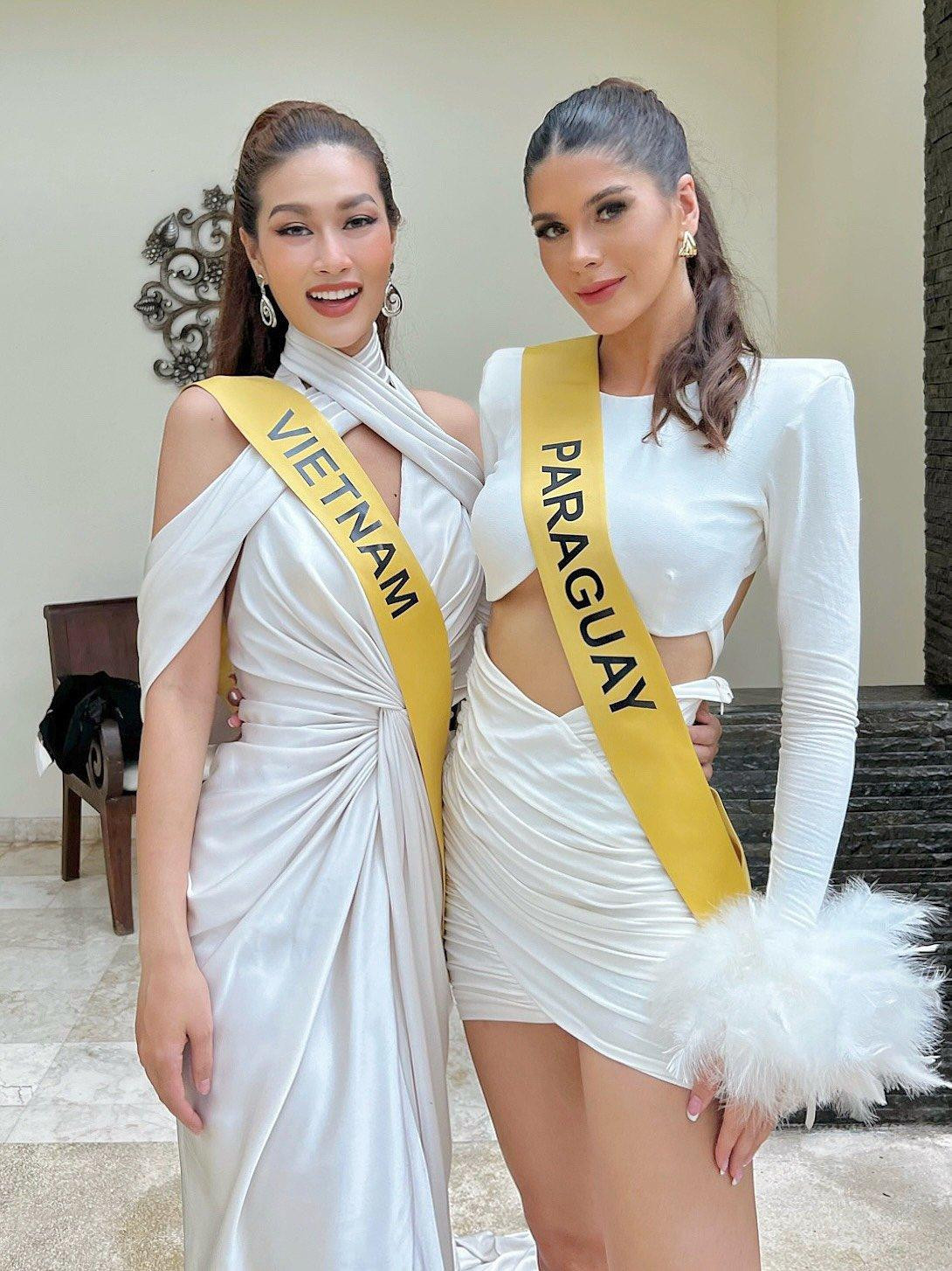 Đại diện Việt Nam mang theo nhiều váy áo để tham dự hoạt động của cuộc thi. Đứng cạnh hai thí sinh mạnh của khu vực châu Mỹ là Puerto Rico và Paraguay nhưng Thiên Ân được cho là không hề lép vế nhờ chiều cao 1,75 m và vóc dáng đầy đặn, khỏe khoắn. Mặc dù vậy, thần sắc của Thiên Ân được cho là mệt mỏi, thiếu rạng rỡ vì chưa kịp phục hồi, nghỉ ngơi sau cuộc thi Miss Grand Vietnam 2022.