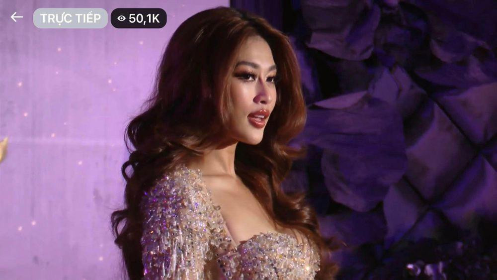 Tối 25/10, Thiên Ân bước vào đêm chung kết Hoa hậu Hòa bình Quốc tế 2022. Cô xuất hiện lộng lẫy trên thảm đen với bộ váy tua rua tông màu bạc lấp lánh, để tóc xoăn bồng bềnh. Cô tự tin giao lưu với MC bằng tiếng Anh. Thiên Ân còn dạy MC phát âm đúng tên của mình. Khi được MC yêu cầu catwalk trên thảm đen, đại diện Việt Nam đã bước đi và xoay người ấn tượng, thần thái.