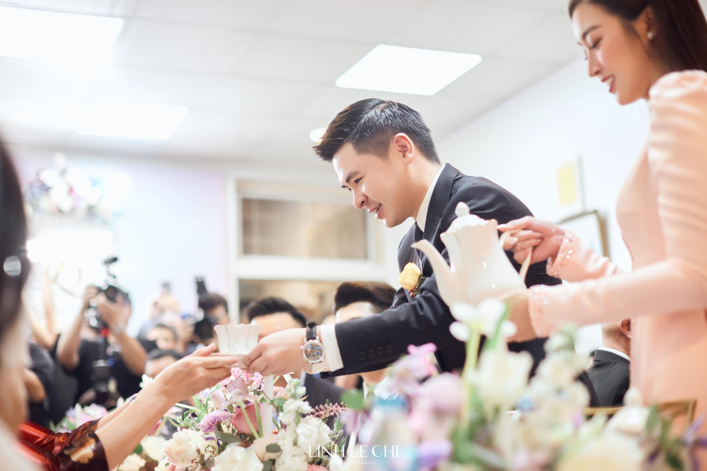 Cặp đôi rạng rỡ khi rót nước, mời trầu quan viên hai họ trong lễ rước dâu.