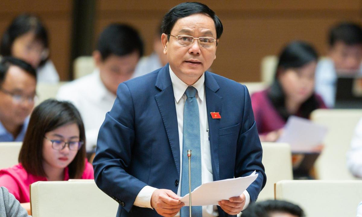 Đại biểu Hoàng Đức Thắng (Quảng Trị): "Từ ngàn xưa, ông cha ta đã có lời nguyền về những mối hiểm họa khôn lường "nhất thuỷ, nhì hỏa". Vậy mà công cuộc phòng thủy, phòng hoả của chúng ta hôm nay nhìn lại còn quá nhiều điều phải bàn, phải làm. Việc lũ lụt miền Trung, sạt lở, lũ quét vùng miền núi, xói lở bờ sông, bờ biển, nước triều dâng thường xuyên đã đành, gần đây những thành phố lớn được đầu tư hiện đại cũng lần lượt bất ngờ xuất hiện ngập lụt lớn".