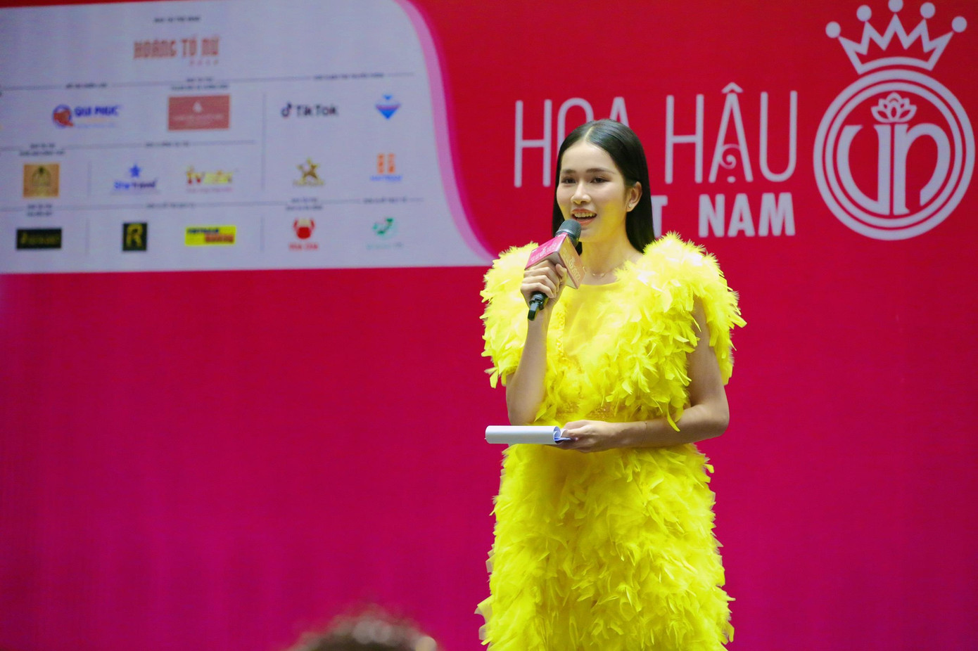 Á hậu Phương Anh đảm nhận vai trò MC của buổi sơ khảo. Cô được đánh giá hoạt ngôn, khéo léo khi dẫn dắt chương trình.