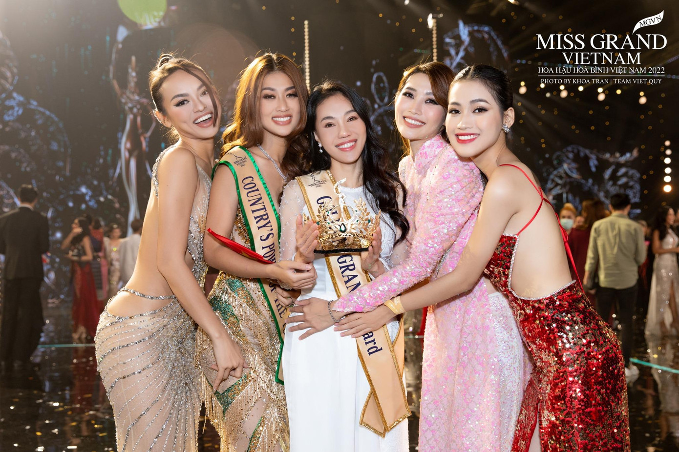 Bà Phạm Kim Dung cùng các Á hậu Miss Grand Vietnam 2022 sang cổ vũ Thiên Ân trong đêm chung kết. Bà Phạm Kim Dung cùng các Á hậu Miss Grand Vietnam 2022 sang cổ vũ Thiên Ân trong đêm chung kết.