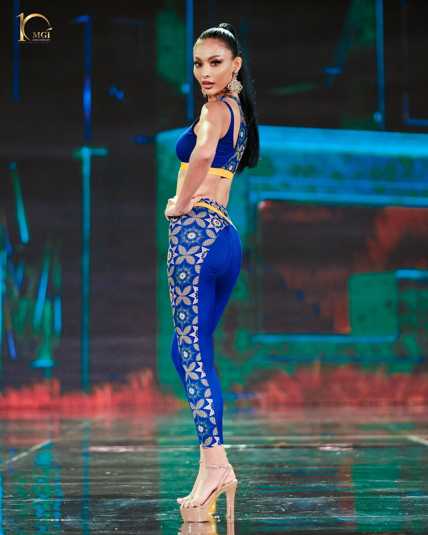 Trong vòng phỏng vấn kín ngày 17/10, đại diện chủ nhà Indonesia được 15 thí sinh bình chọn đăng quang hoa hậu. Điều đó cũng khẳng định Andina Julie sẽ là đối thủ đáng gờm với mọi cô gái muốn chạm tay vào vương miện.