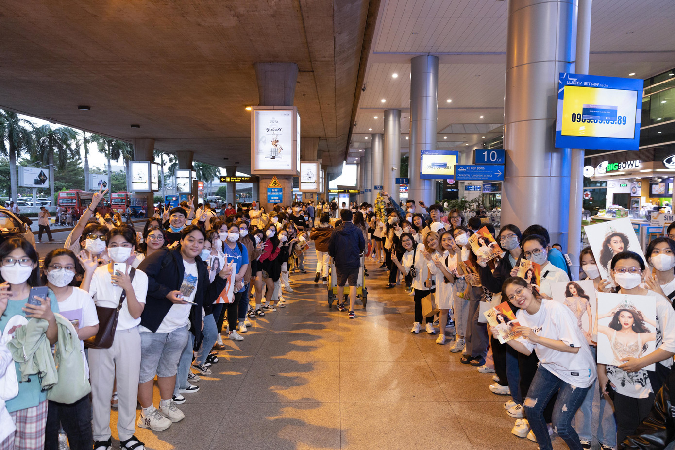 Hàng trăm người hâm mộ có mặt từ sớm, xếp thành 2 hàng dọc sân bay để chào đón Thiên Ân trở về nước. Họ mang theo hoa, cờ đỏ sao vàng và poster có hình cô.