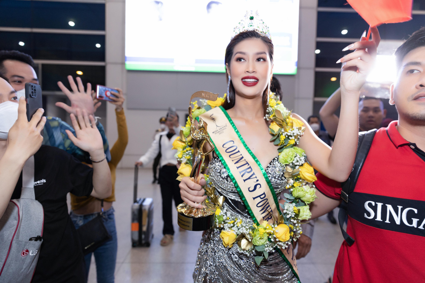 Sau hành trình tại Miss Grand International 2022, Hoa hậu Đoàn Thiên Ân đã về nước tối ngày 26/10. Xuất hiện tại sân bay, Thiên Ân mặc váy màu bạc, đeo sash giải thưởng Country's Power of the Year và đội vương miện Miss Grand Vietnam 2022.