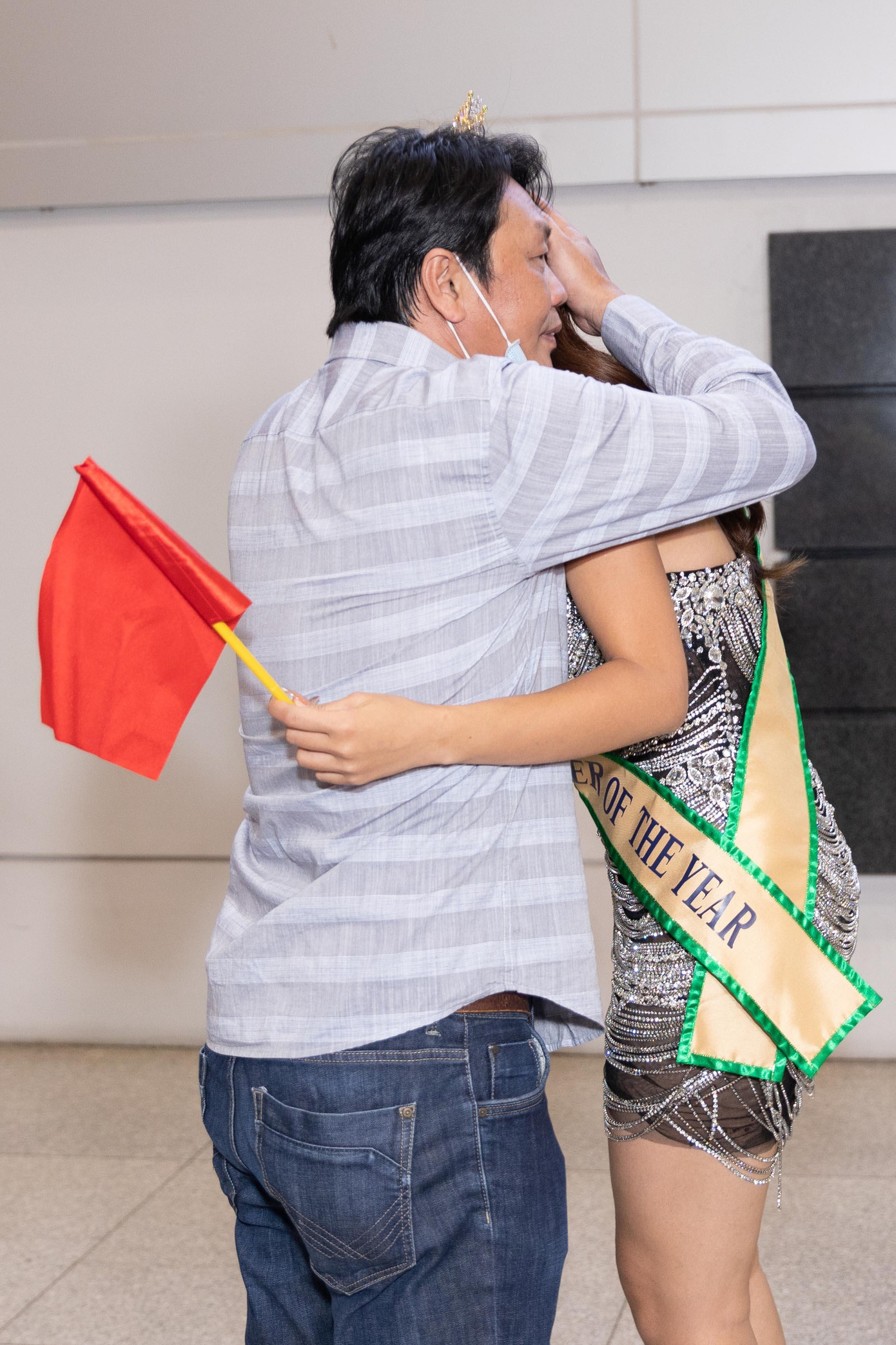 Thiên Ân xúc động khi gặp lại ba sau lần đầu xa nhà để đi nước ngoài. Trong khi đó diễn viên Nguyên Thảo (phải) đến sân bay để đón Thiên Ân. Nữ diễn viên mang theo bún bò - món ăn mà Thiên Ân yêu thích. Tại cuộc thi Miss Grand Vietnam 2022, Thiên Ân và Nguyên Thảo ở cùng phòng nên cả hai thân thiết.