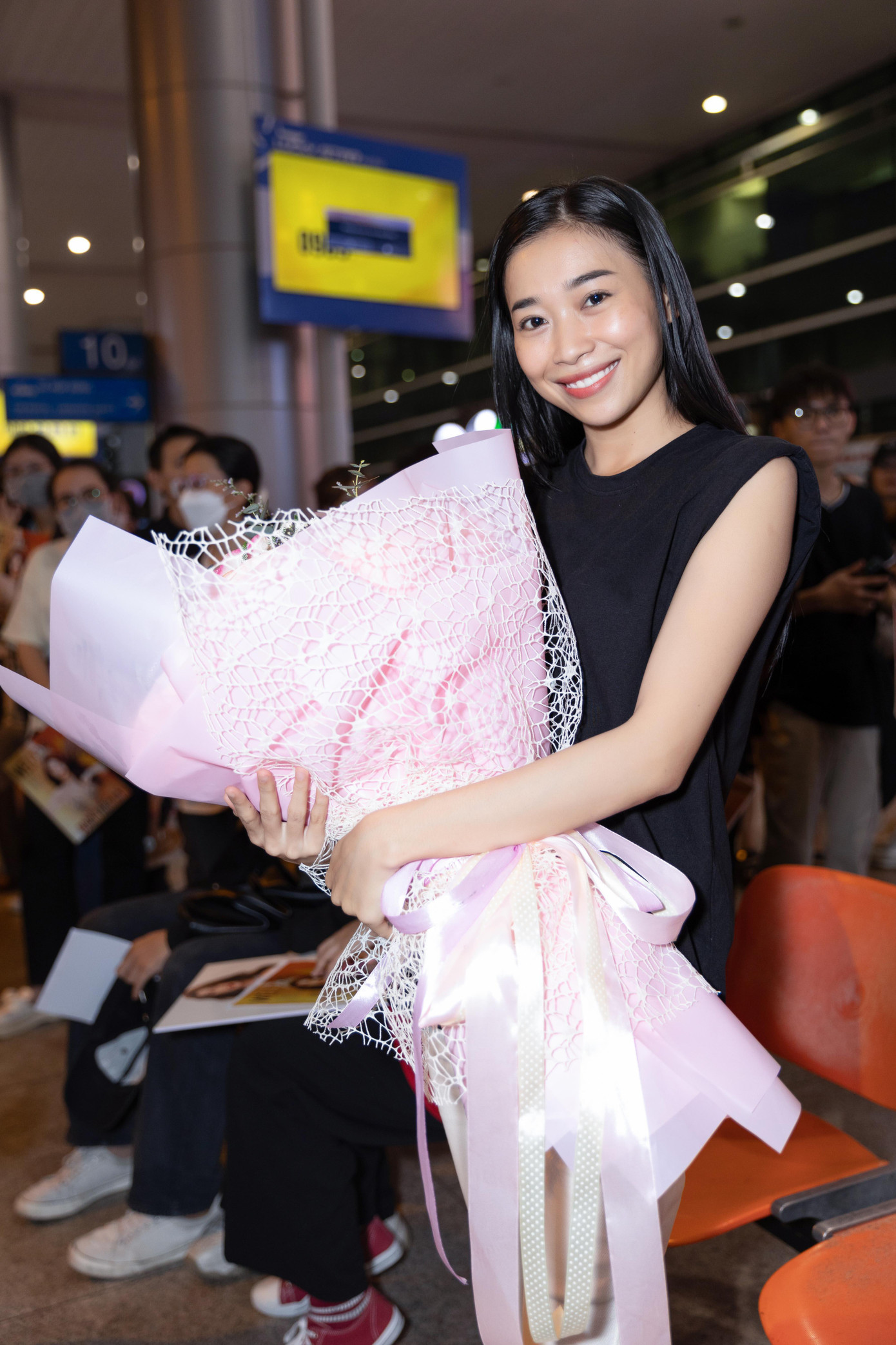 Thiên Ân xúc động khi gặp lại ba sau lần đầu xa nhà để đi nước ngoài. Trong khi đó diễn viên Nguyên Thảo (phải) đến sân bay để đón Thiên Ân. Nữ diễn viên mang theo bún bò - món ăn mà Thiên Ân yêu thích. Tại cuộc thi Miss Grand Vietnam 2022, Thiên Ân và Nguyên Thảo ở cùng phòng nên cả hai thân thiết.