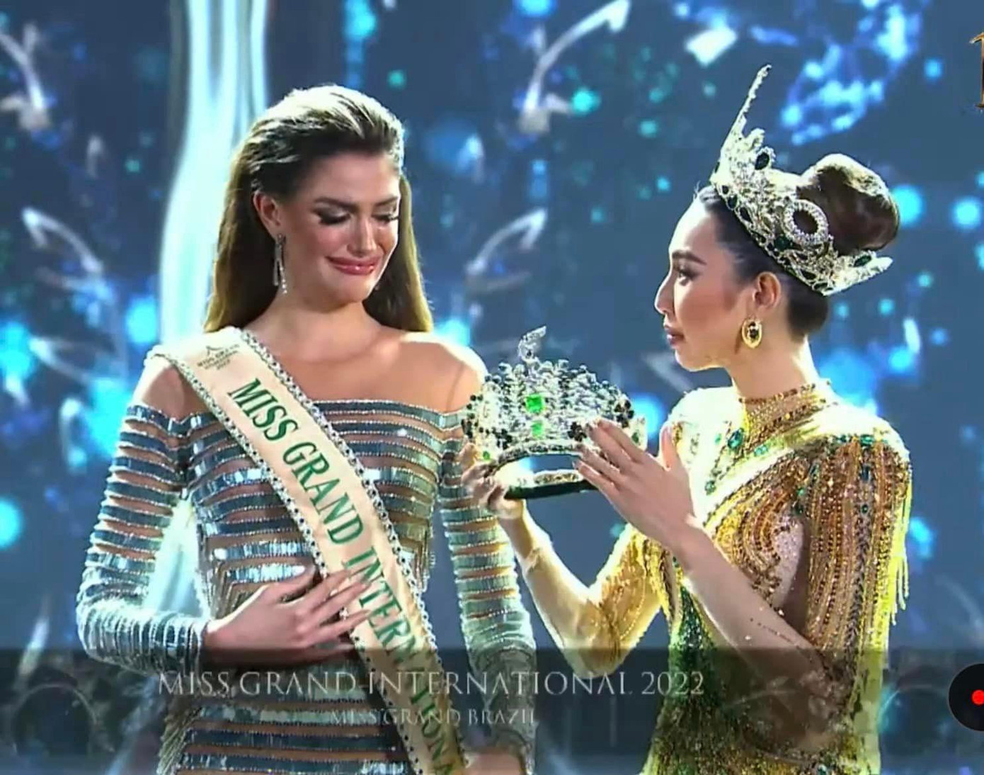 Trong khoảnh khắc trao vương miện cho tân hoa hậu, Thùy Tiên thay bộ đầm thứ 4, là một thiết kế phom đuôi cá kết hợp phần cầu vai mang đến sự uy quyền. Trên nền vải xuyên thấu, 5.000 viên đá pha lê các loại, kim sa, trân châu được đính kết tỉ mỉ.