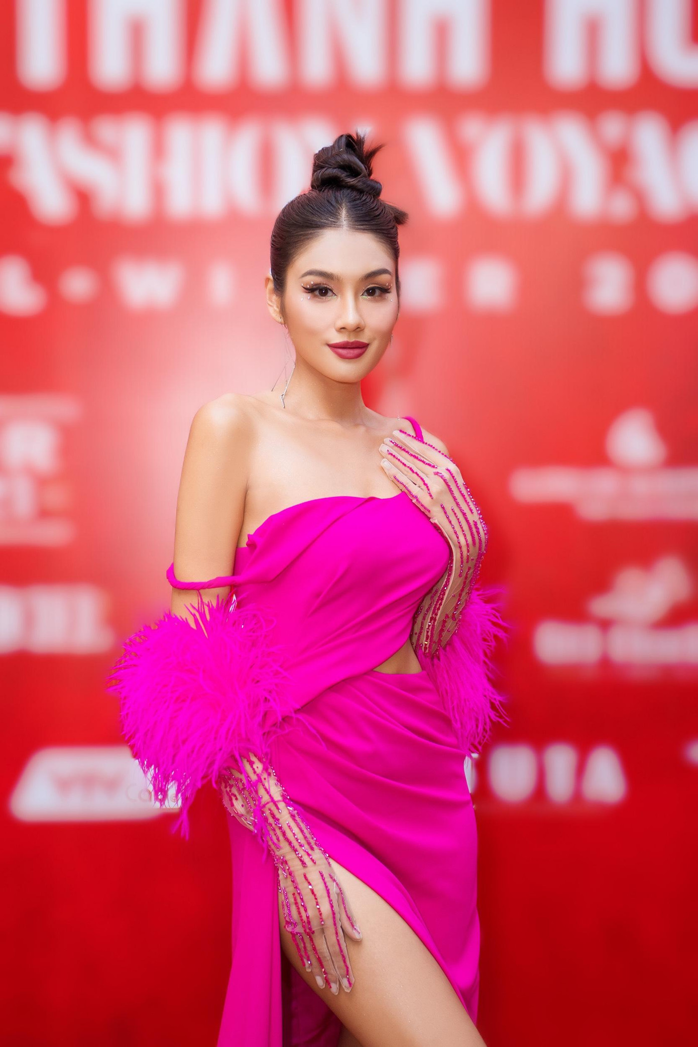 Á hậu Thảo Nhi khoe vai trần với bộ váy lạ mắt. Ngoài cương vị á hậu, cô là fashionista nổi tiếng. Thảo Nhi vừa có nhiều ngày tham dự Tuần lễ thời trang New York tại Mỹ.