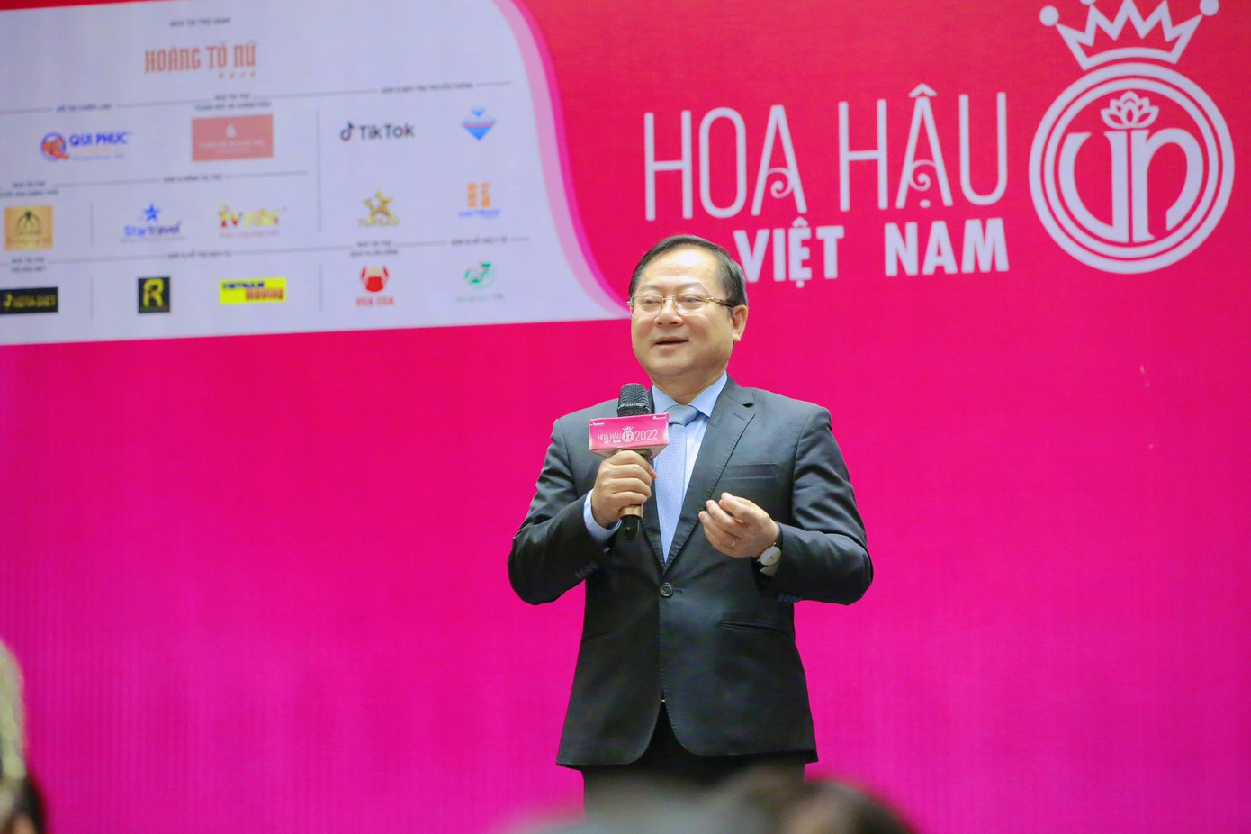 Nhà báo Lê Xuân Sơn, Tổng biên tập báo Tiền Phong, Trưởng BTC cuộc thi – Trưởng ban Giám khảo Hoa hậu Việt Nam 2022 phát biểu mở màn buổi sơ khảo. Nhà báo Lê Xuân Sơn động viên các thí sinh tự tin, bình tĩnh khi tham dự các phần thi trong ngày hôm nay.